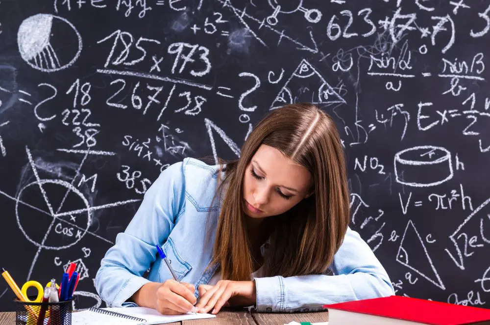 Schülerin löst Mathe-Aufgaben
