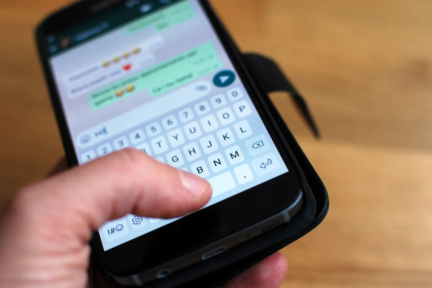 Jemand schreibt auf einem Smartphone WhatsApp-Nachrichten