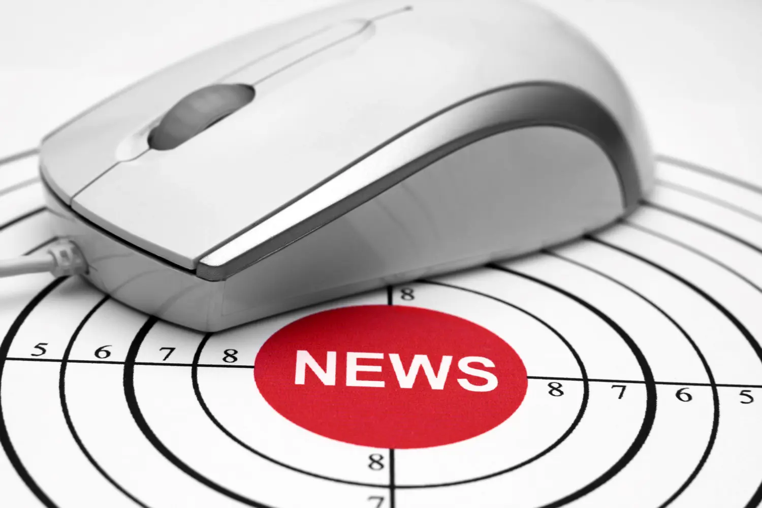 Computer-Maus über einem Mauspad, auf dem News steht.