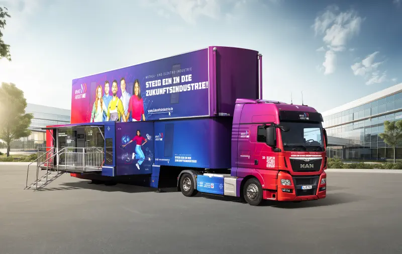 Der M+E-Infotruck lässt sich unter anderem bei Unternehmen einsetzen.