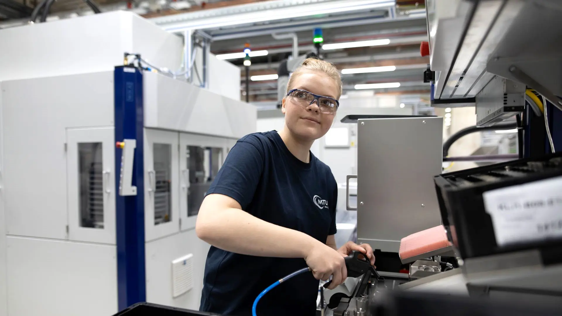 Angehende Fluggerätmechanikerin bei technischen Arbeiten