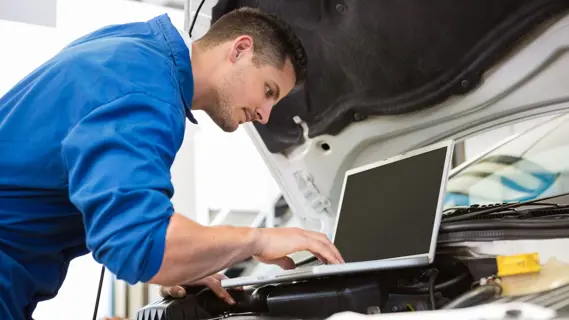 Kfz-Mechatroniker sind sehr gefragt. Im Bild: Kfz-Mechatroniker bei Prüfarbeiten mit einem Laptop bei Prüfarbeiten am Auto.