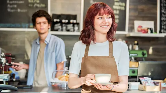 Ein Minijob nehen der Ausbildung sollte dich nicht überlasten - im Bild: junge Kellnerin mit Kollegen.