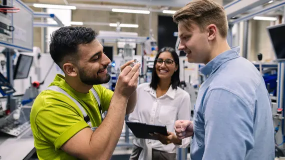 In allen Berufsfeldern der Metall- und Elektro-Industrie gibt es Chancen für Jugendliche mit Realschulabschluss - im Bild: 3 Azubis in der Werkhalle im Austausch.