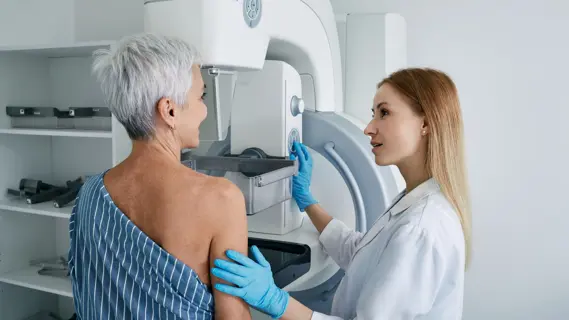 Junge medizinische Fachkraft bei der Mammografie-Untersuchung.