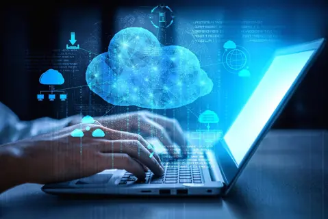 Cloud-Computing-Technologie und Online-Datenspeicher für Business-Netzwerk-Konzept. Computer verbindet sich mit Internet-Server-Service für Cloud-Datenübertragung in 3D futuristischer grafischer Schnittstelle