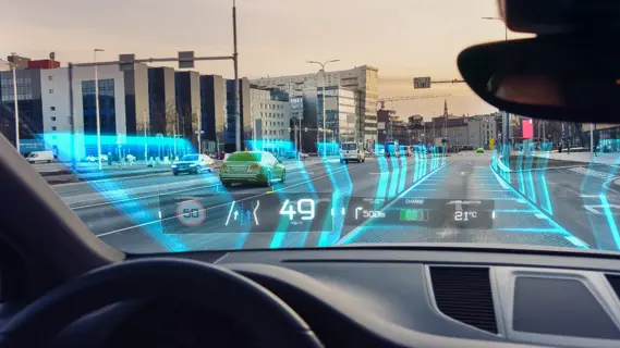 Futuristisches autonomes selbstfahrendes Konzeptfahrzeug aus Fahrersicht, das sich durch die Stadt bewegt, Head-up-Display Infografiken