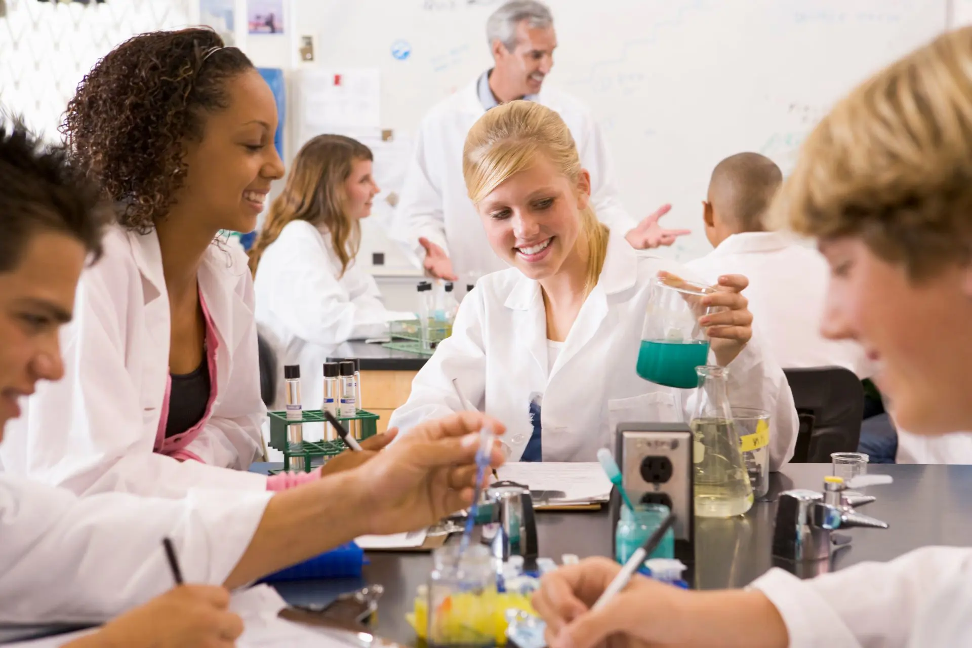 MINT macht Spaß: Jugendliche im naturwissenschaftlichen Unterricht