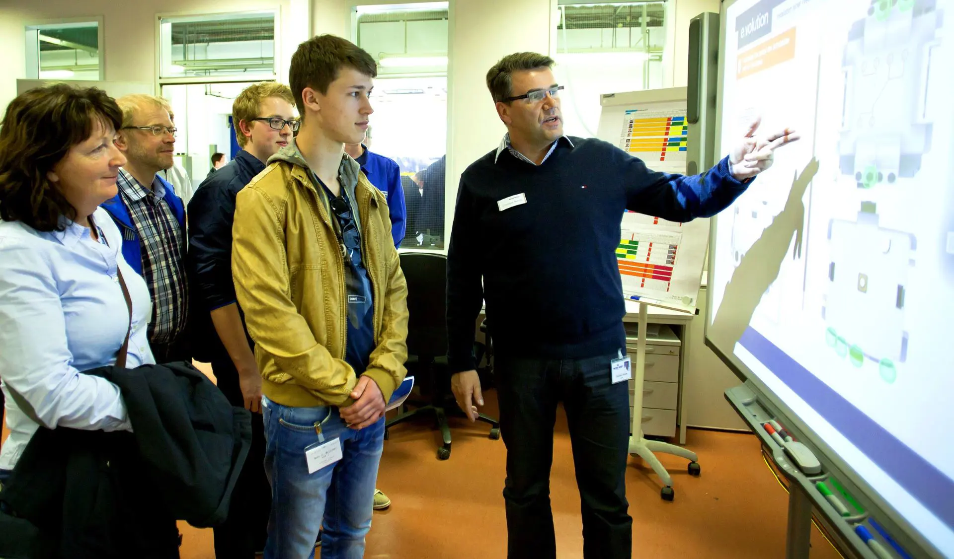 Jugendliche informieren sich über die Ausbildungsmöglichkeiten auf der Meyer Werft