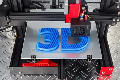 3D-Drucker beim Fertigen eines Kunststofflogos